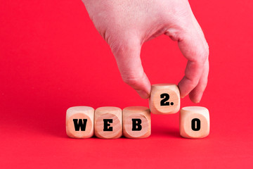 WEB 2.0 als Buchstaben mit einer Hand