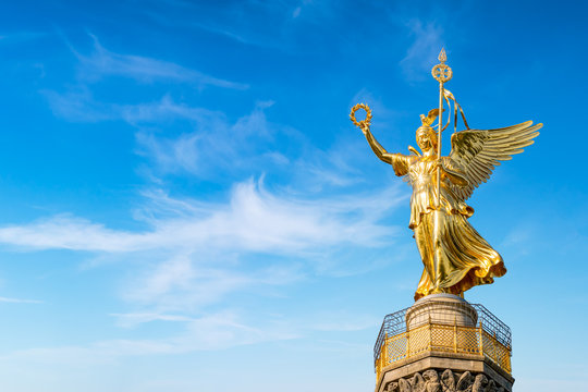 Siegess&auml;ule mit Viktoria Statue vor blauem Himmel, Berlin, Deutschland