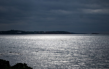 Wunderschöne silberne Reflektionen auf dem Mittelmeer in der Abenddämmerung