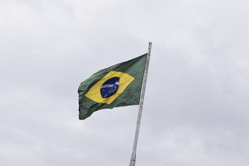 Bandeira do Brazil  no céu nublado, ventania, 