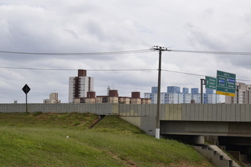 Fototapeta na wymiar Viaduto urbano de concreto 