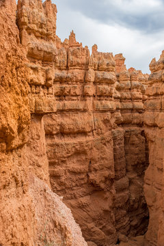 Enges Seitental, schlucht mit dramatisch bew&ouml;lktem himmel, Bryce Canyon National Park, Utah, USA