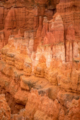 Fototapeta na wymiar Bizarre felsformation, spitzen aus sandstein im Sonnenlicht, Bryce Canyon National Park, Utah, USA