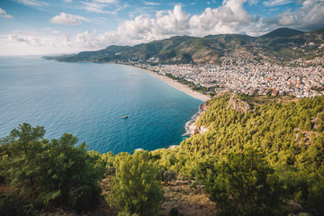 Obraz premium Turkey, Alanya - City view with mountains and sea