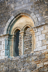 fenêtre d'un vieux château entièrement restaurée