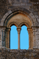 Fototapeta na wymiar fenêtre d'une ruine de château
