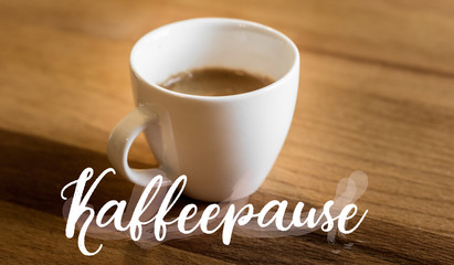 weiße Kaffeetasse mit Kaffee auf holzplatte Holz Tisch Hintergrund Kaffeepause