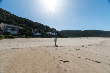 Frau geht an einem Traumstrand bei Kapstadt entlang