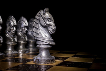 Scacchi fotografati su una scacchiera