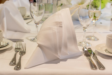 Nobel gedeckter Tisch in einem guten Restaurant