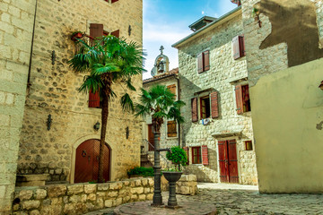 Fototapeta na wymiar narrow street in old town of Kotor, Montenegro
