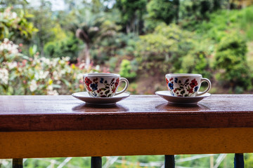 Zwei Espresso auf einer Holzveranda einer Kaffeefarm in Kolumbien bei Salento