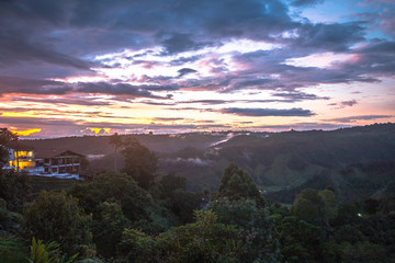 Hochland Kolumbien bei Sonnenuntergang mit schönem Himmel in der nähe von Salento