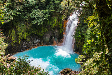 Wasserfall des Rio Celeste Nationalpark in Costa Rica mit blauem Wasser 