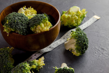 Bol con brocoli y una cinta métrica