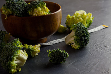 Cinta métrica y un bol con brocoli