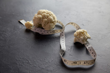 Cinta métrica entre un bol con brocoli