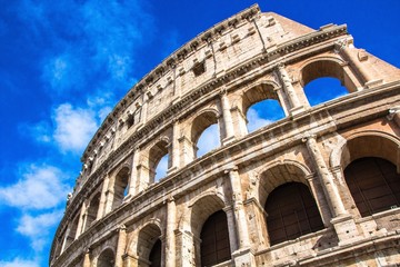 Obraz premium Colosseum in Rome against blue sky. Rome architecture and landmark. Italy.