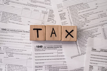 Obraz premium Wooden cubes on 1040 individual tax form