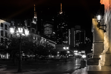 Naklejka premium Skyline Frankfurt Nachts in der Seitenstraße.
