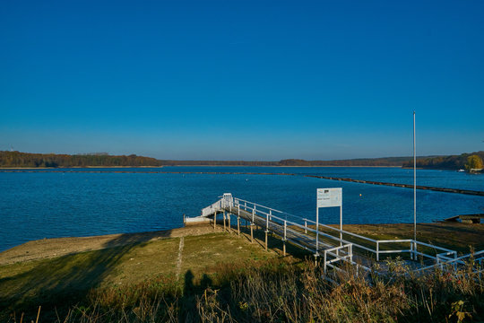 Stausee Haltern mit Niedrigwasser und Sonnenschein