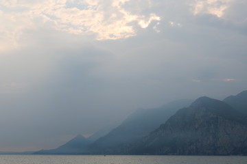 Bergige Seelandschaft