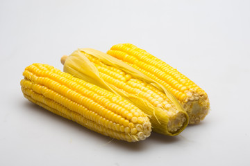 Yellow corn pods Carbohydrate gives the body a white backdrop.