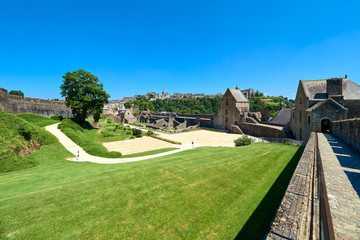 Vista Paisaje Urbano del Castillo Medieval del Pueblo de Fougeres con la Ciudad Alta al Fondo, Bretaña, Francia