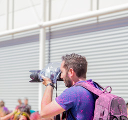 Naklejka premium Photographer who documents the rite of the color festival
