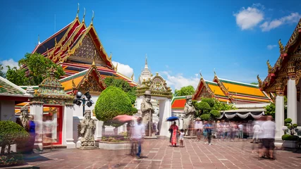 Fotobehang Wat Pho-tempel en toeristen in Bangkok, Thailand © CrackerClips