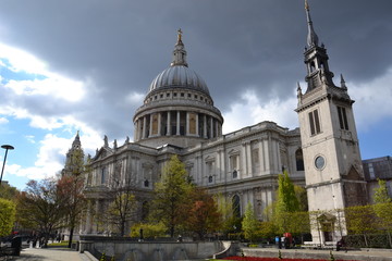 Собор Святого Павла в Лондоне перед грозой