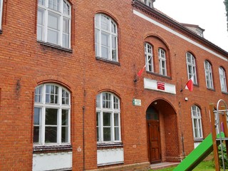 Fototapeta na wymiar Schule von Mlynary in Polen