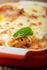 Nahaufnahme der hausgemachten Lasagne auf Holz