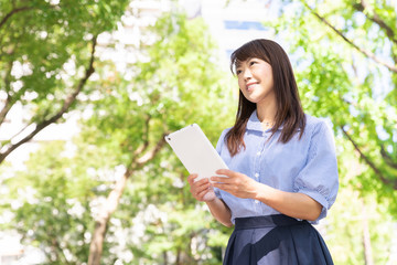 Fototapeta premium 笑顔のミドル女性 タブレットコンピューター