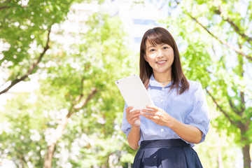 笑顔のミドル女性　タブレットコンピューター