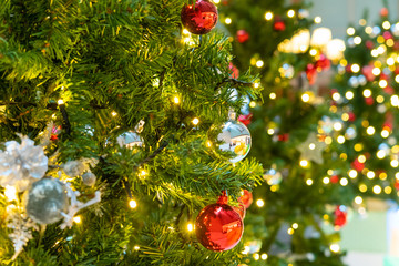 クリスマスツリー　クリスマスイメージ　ホテルロビー　玉ボケ