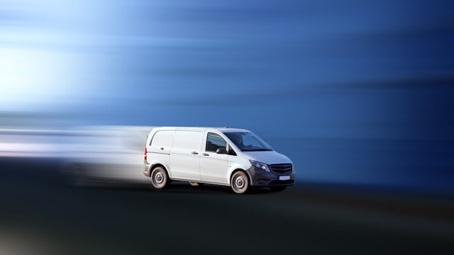 Servicefahrzeug unterwegs in dynamischer Fahrt vor blauem Hintergrund mit Bewegungsunsch&auml;rfe 