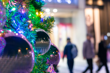 クリスマスツリーと街並み　イルミネーション　冬・クリスマスイメージ