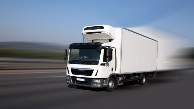 Transport von frischen Waren unterwegs auf Straße - Dynamik durch Bewegungsunschärfen