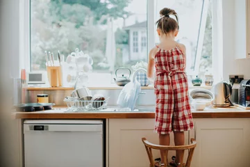 Foto op Canvas Little girl doing the dishes © Rawpixel.com