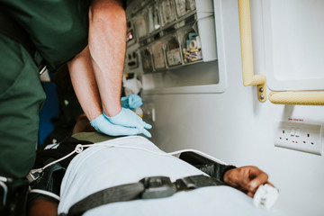 Paramedic resuscitating a patient in an ambulance © Rawpixel.com