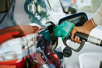 Man filling up gas in his car © Rawpixel.com