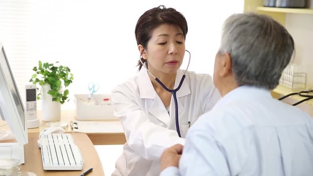 診察する女医