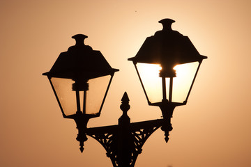 Obraz premium the sun shines through the street lamp