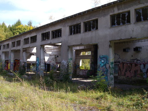 Verlassenes Kasernengeb&auml;ude mit Natur