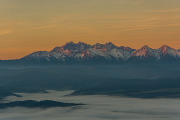 Obraz premium Widok na Tatry z Trzech Koron w Pieninach