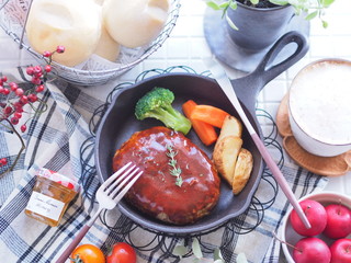 スキレットでハンバーグのワンプレートランチ