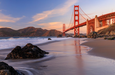 Golden Gate Bridge view from the hidden and secluded rocky Marshall's Beach at sunset in San Francisco, California - obrazy, fototapety, plakaty