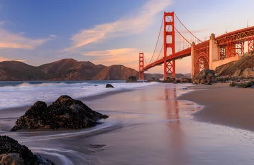 Photo sur Plexiglas Pont du Golden Gate Golden Gate Bridge view from the hidden and secluded rocky Marshall's Beach at sunset in San Francisco, California