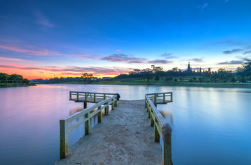 Obraz premium Sunrise on the small bridge overlooking the lake with the dramatic sky welcomes new day in the tourist city of Vietnam